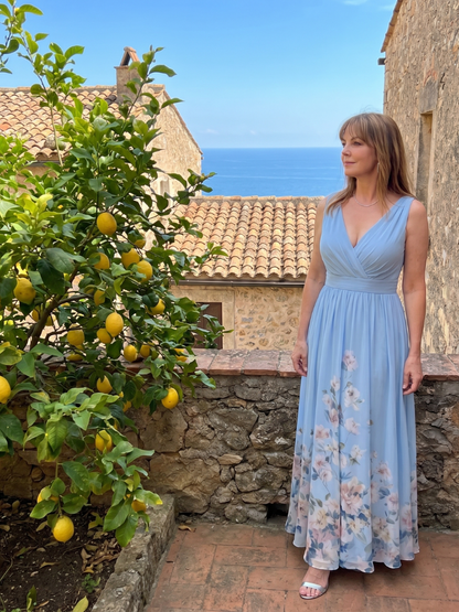 Ana Paula Vestido largo con flores en el ruedo en azul marino