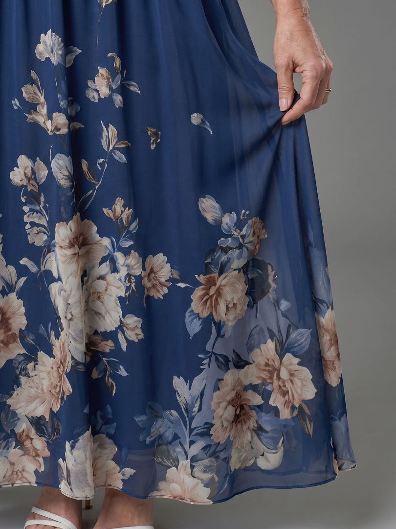 Ana Paula Vestido largo con flores en el ruedo en azul marino