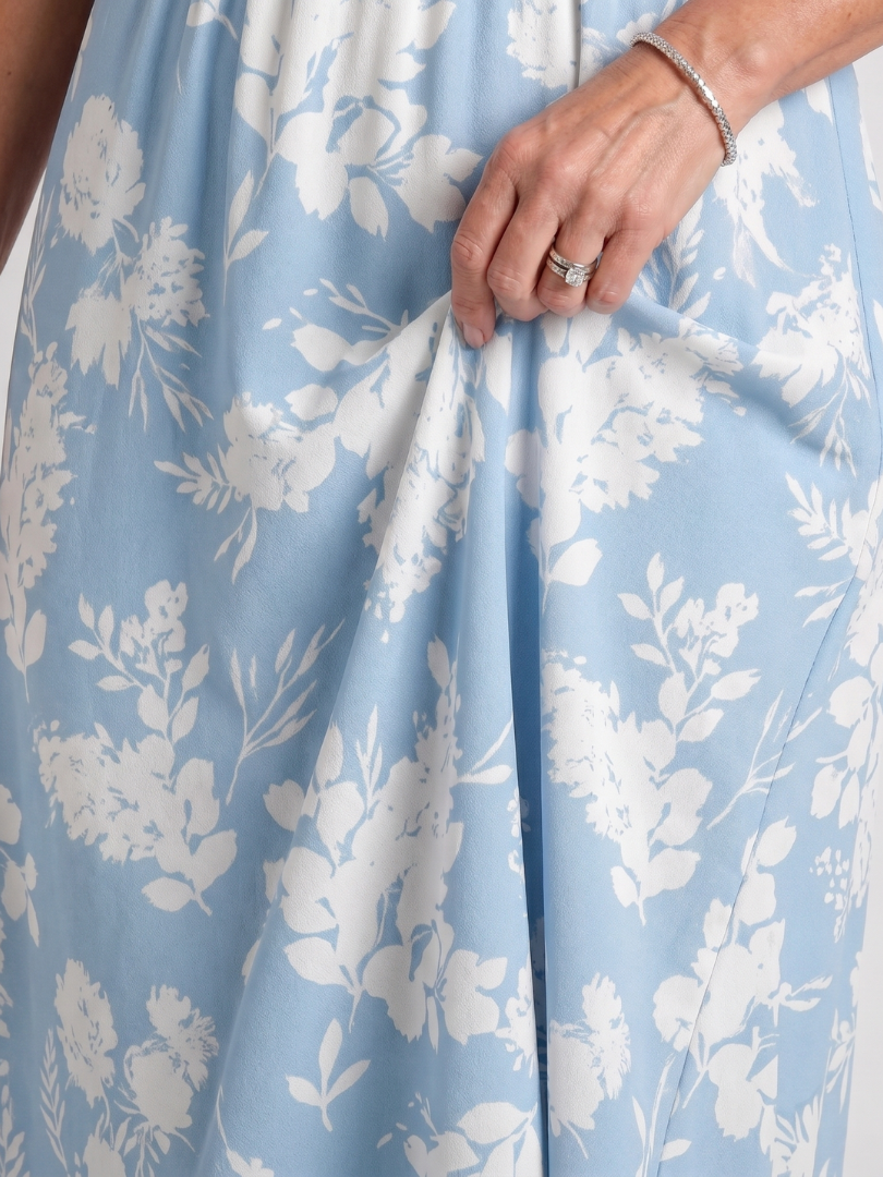 Leticia Vestido midi con estampado floral en azul claro