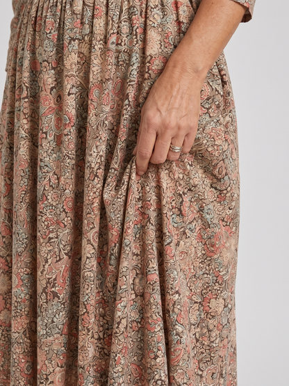 Lorena Vestido midi con flores pequeñas en beige