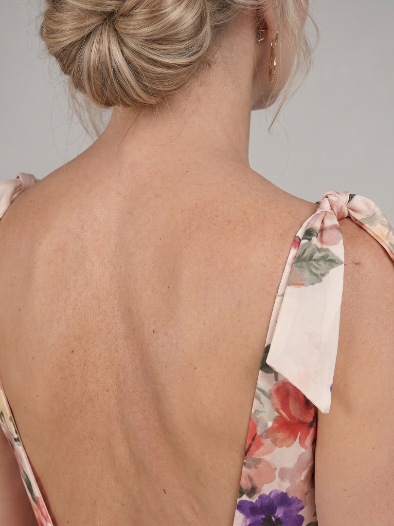 Mónica Vestido largo con rosas sobre crema