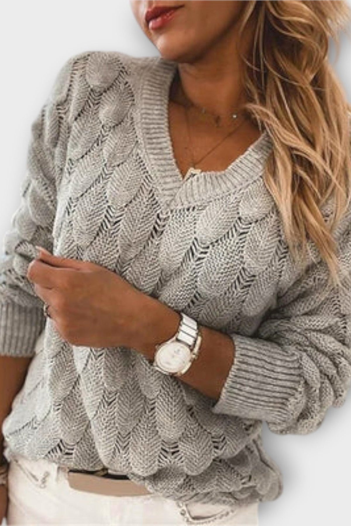 Veronika | Šedý svetr s copánkovým vzorem a výstřihem do V