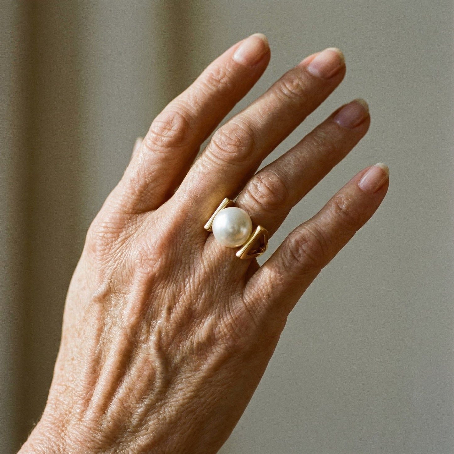 Anillo Retro Dorado con Adorno de Perlas