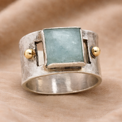 Anillo Vintage con una piedra de luna verde en forma cuadrada