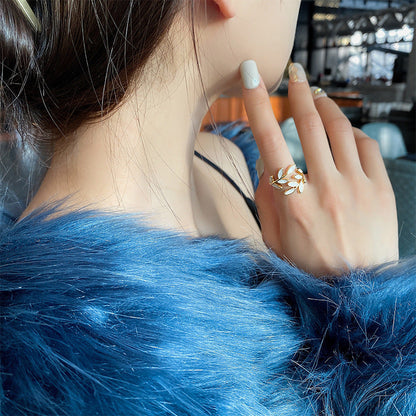 Anillo ajustable con Ópalo Blanco en Oro