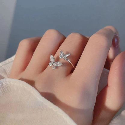 Anillo ajustable con una mariposa brillante de plata