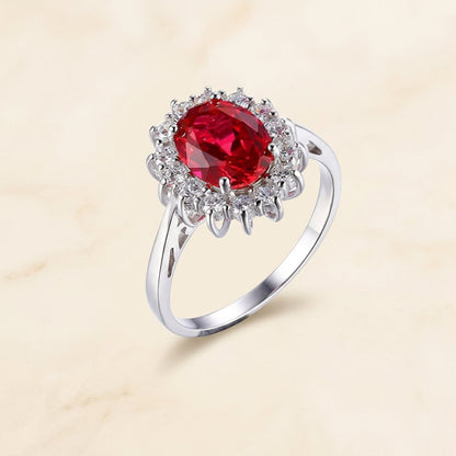 Anillo clásico con rubíes y borde de oro blanco