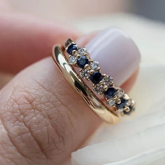 Anillo clásico de oro con zirconias azules