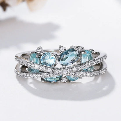 Anillo con cruz de plata y piedra preciosa azul