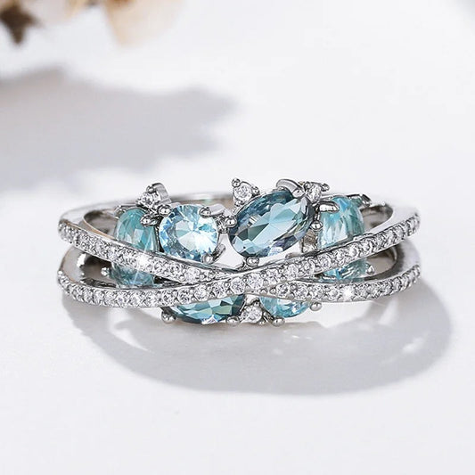 Anillo con cruz de plata y piedra preciosa azul