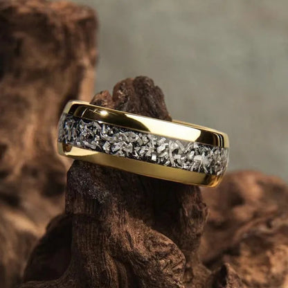 Anillo con incrustaciones doradas brillantes