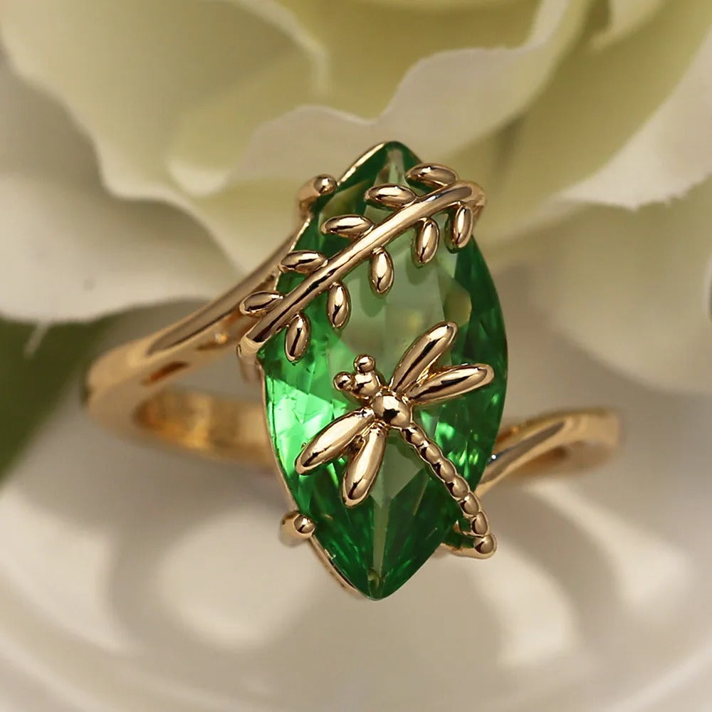 Anillo con preciosa piedra verde y libélula