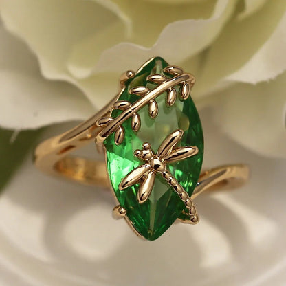 Anillo con preciosa piedra verde y libélula