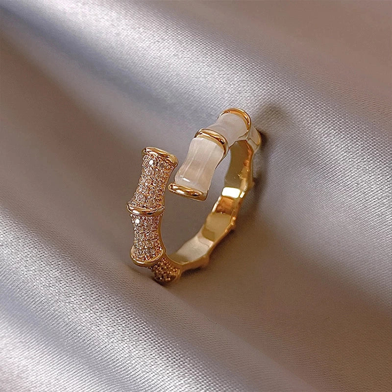 Anillo de lujo ajustable con ópalo blanco en oro