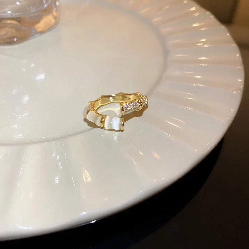 Anillo de lujo ajustable con ópalo blanco en oro