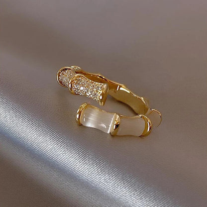 Anillo de lujo ajustable con ópalo blanco en oro