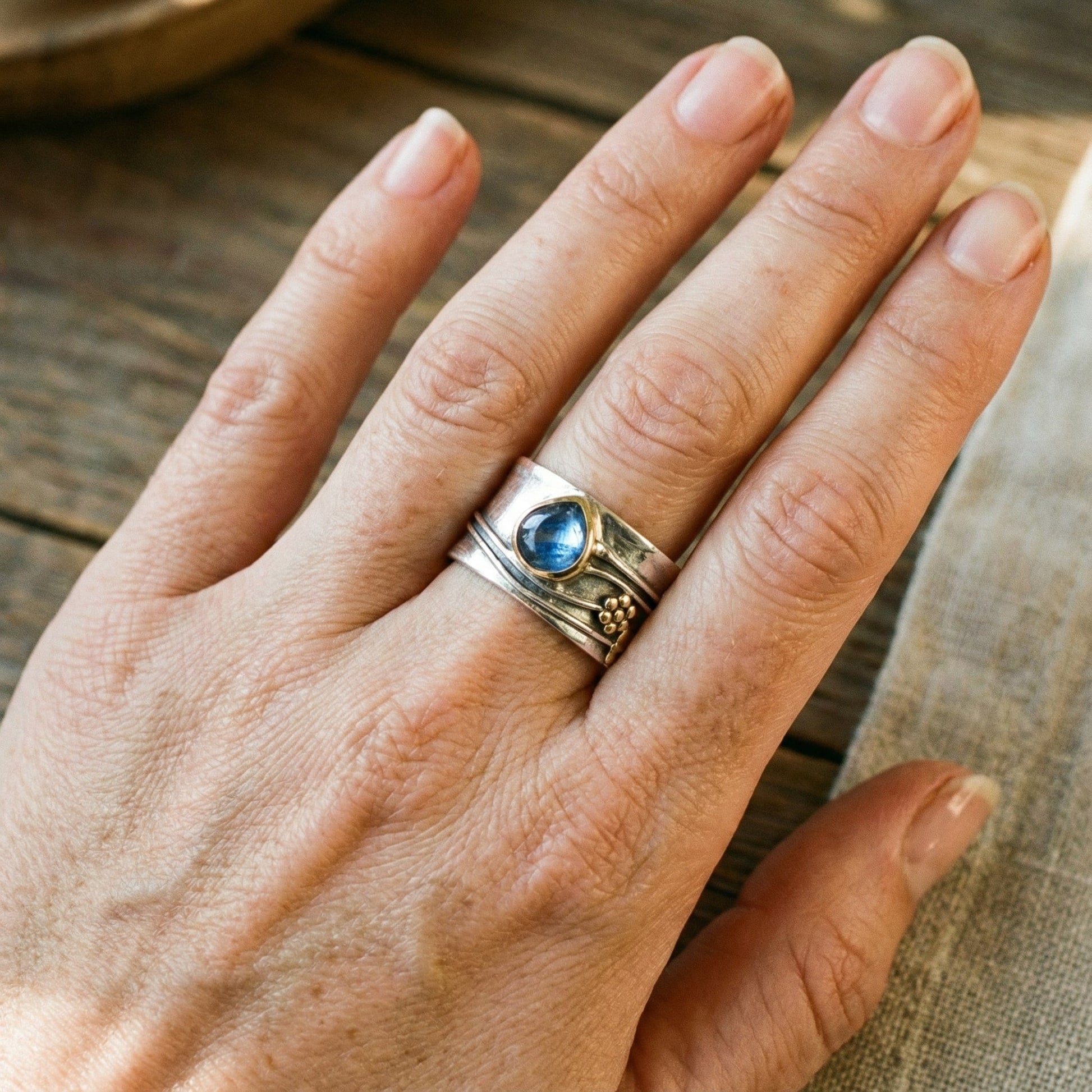 Anillo de meditación en Bohemia con piedra preciosa