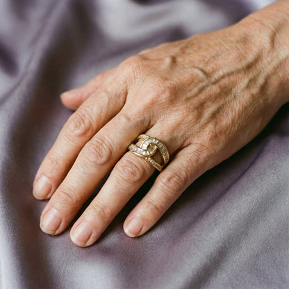 Anillo elegante con nudo