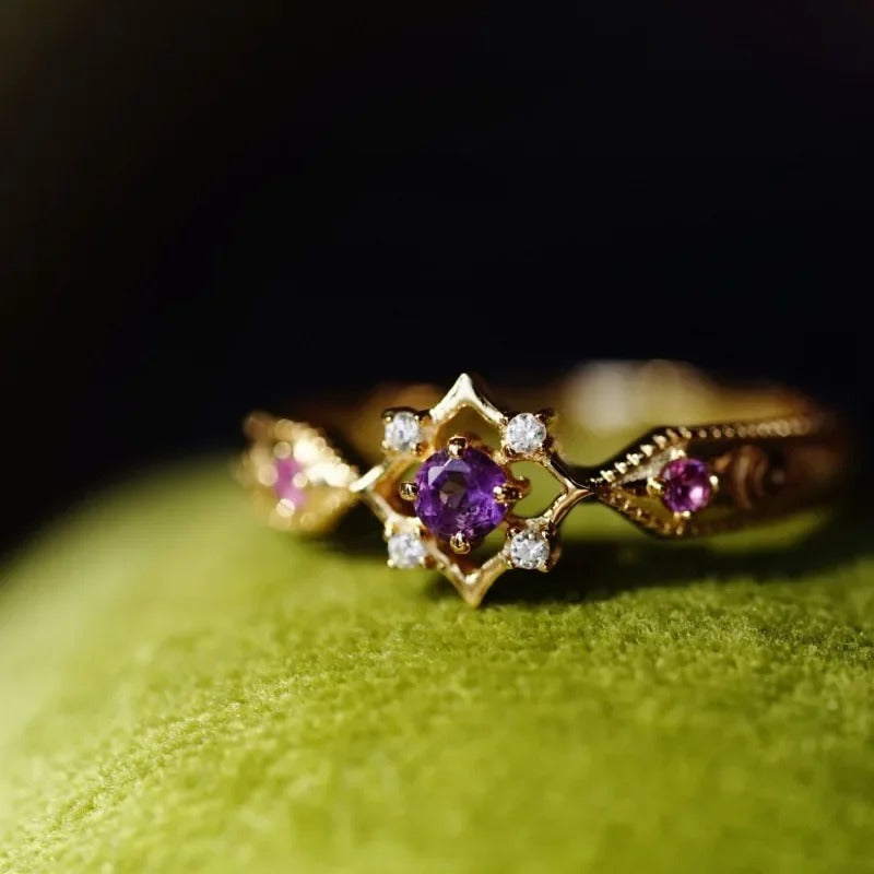 Anillo geométrico retro ajustable en oro con cristales de amatista violeta