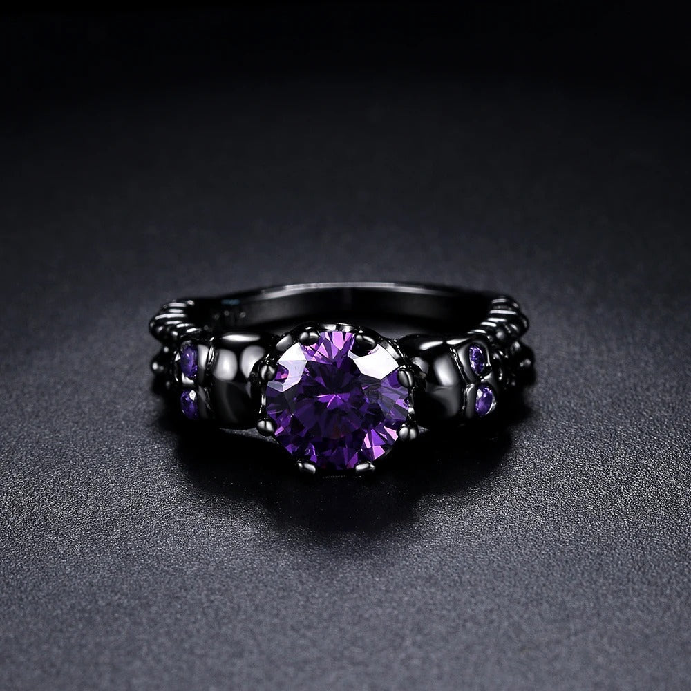 Anillo redondo retro negro con piedra preciosa violeta y diseño complejo