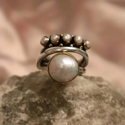 Anillo retro con corona de plata y perlas
