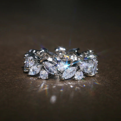Anillo retro con diamantes redondos y marcados