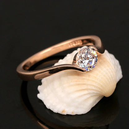 Anillo retro de oro rosa con solitario y diamantes redondos