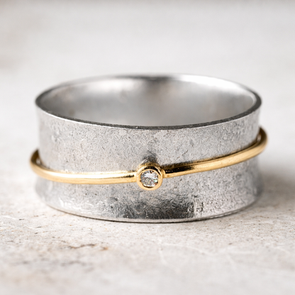 Anillo retro de plata con zirconia y hilo dorado