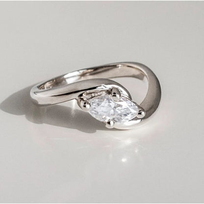 Anillo retro de plata ondulada con zirconia
