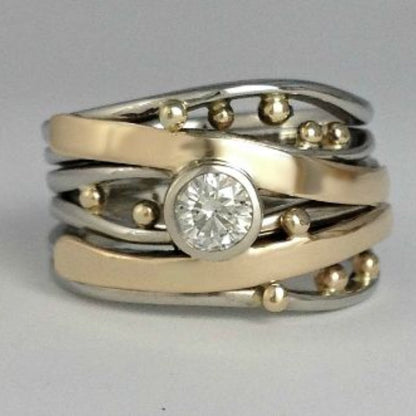 Anillo vintage con ornamentos de zirconia y oro