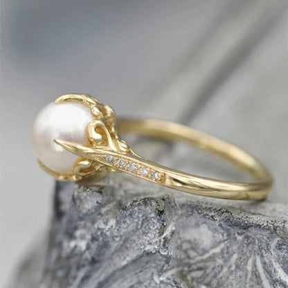 Anillo vintage con perla dorada en el centro