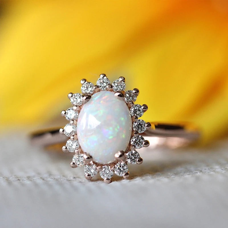 Anillo vintage de oro rosa con ópalo ovalado y destello de cristal