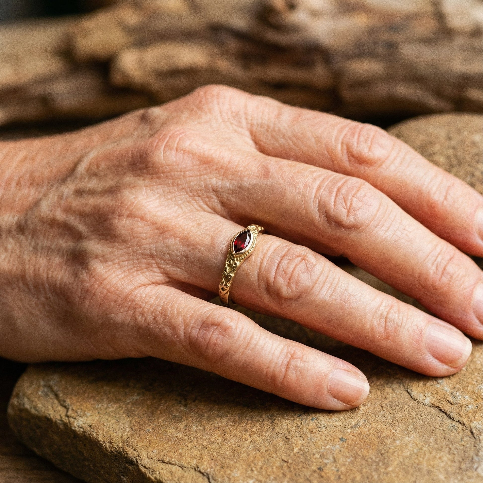 Anillo vintage dorado con cristal rojo