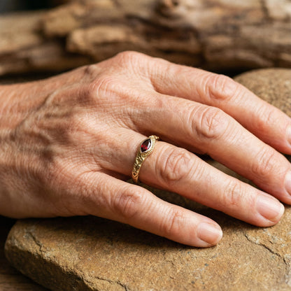 Anillo vintage dorado con cristal rojo