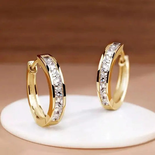 Anillos dorados elegantes con cristales