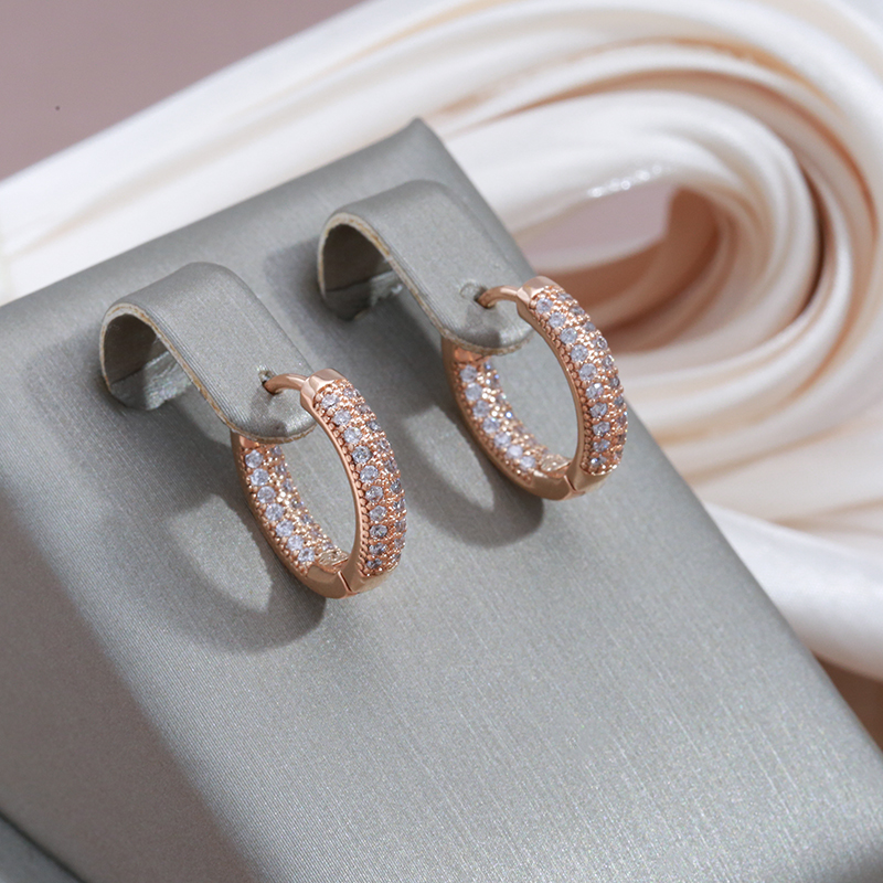 Aretes Elegantes y Brillantes de Oro y Zirconia