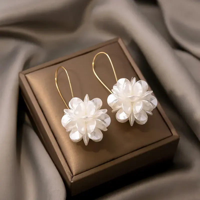 Aretes colgantes con flores blancas
