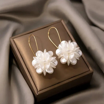 Aretes colgantes con flores blancas
