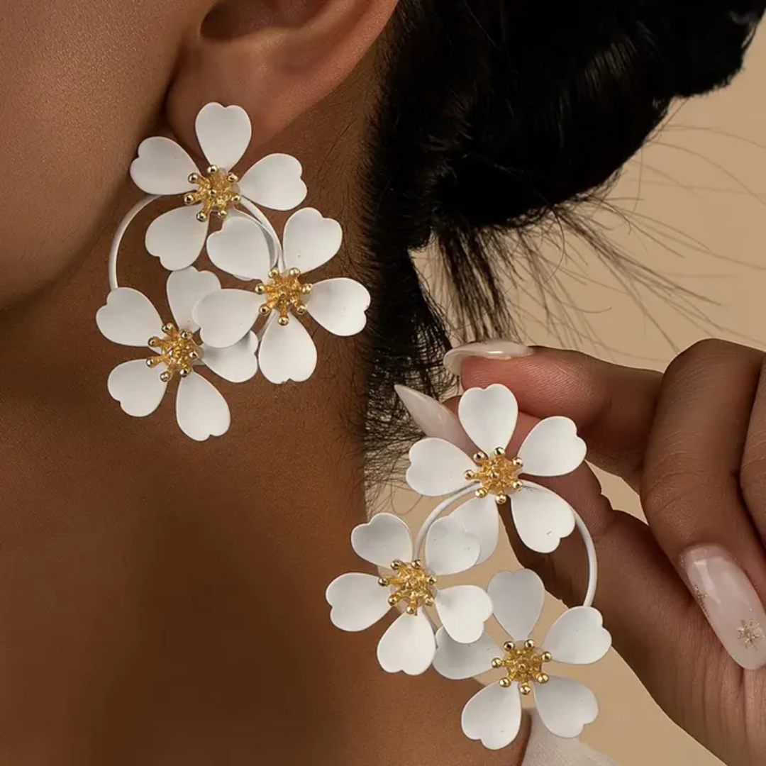 Aretes colgantes con flores retro blancas