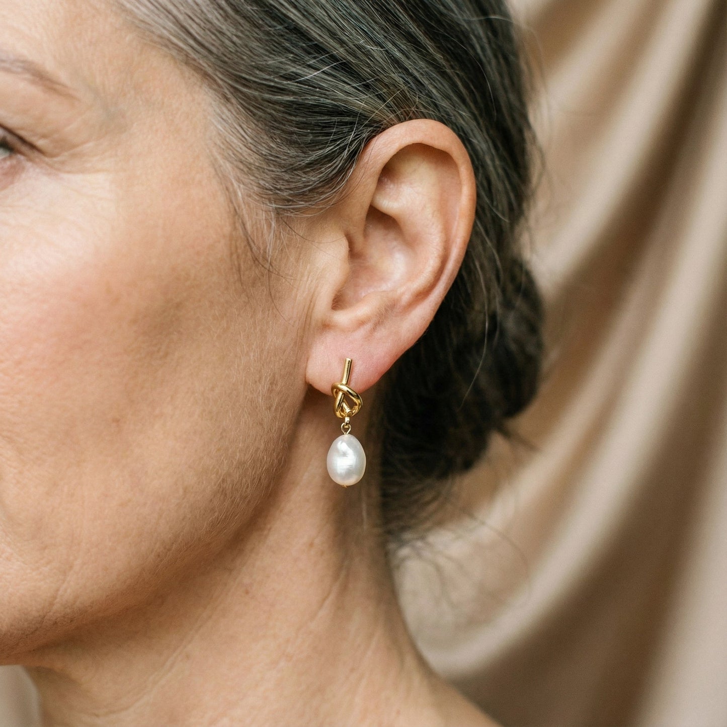 Aretes colgantes con perlas barrocas de oro