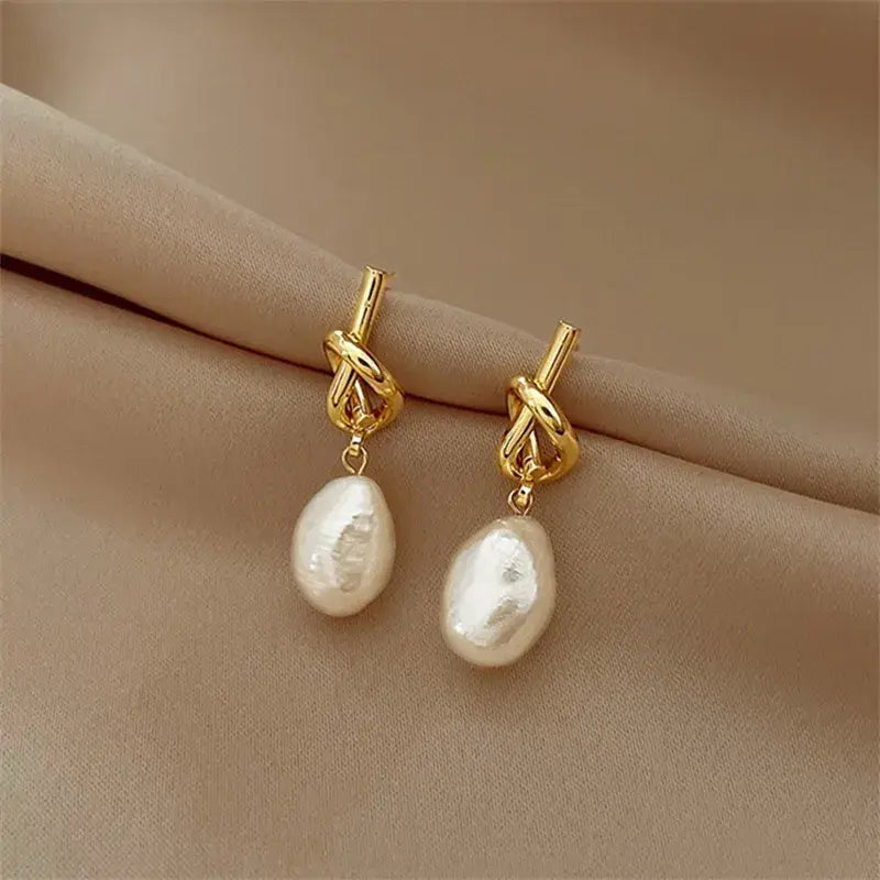 Aretes colgantes con perlas barrocas de oro