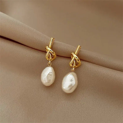 Aretes colgantes con perlas barrocas de oro