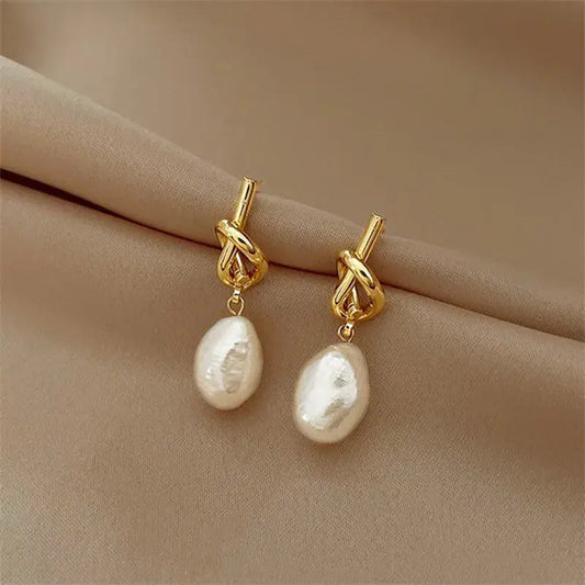 Aretes colgantes con perlas barrocas de oro