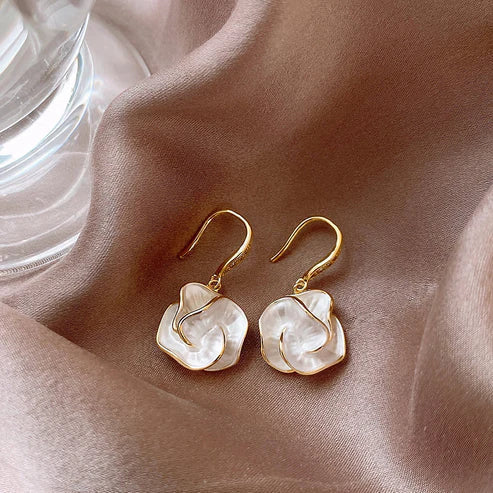 Aretes colgantes con pétalos blancos