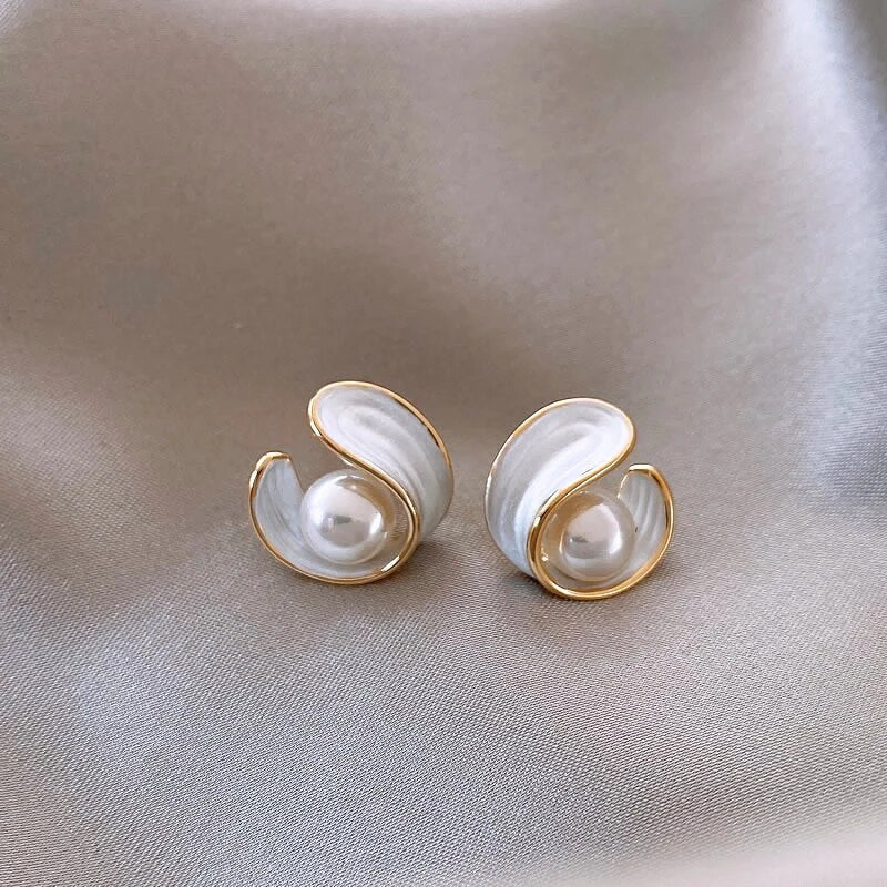 Aretes colgantes de lujo en ópalo blanco y perlas de oro