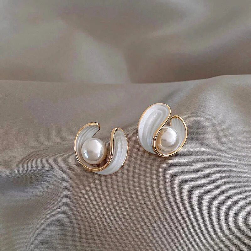 Aretes colgantes de lujo en ópalo blanco y perlas de oro