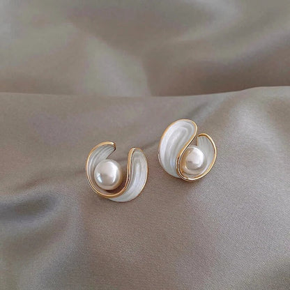 Aretes colgantes de lujo en ópalo blanco y perlas de oro