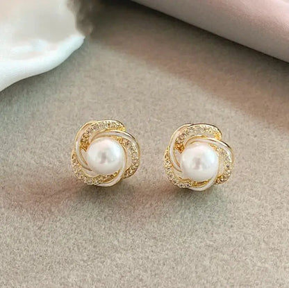 Aretes colgantes de oro con perlas redondas y zirconia