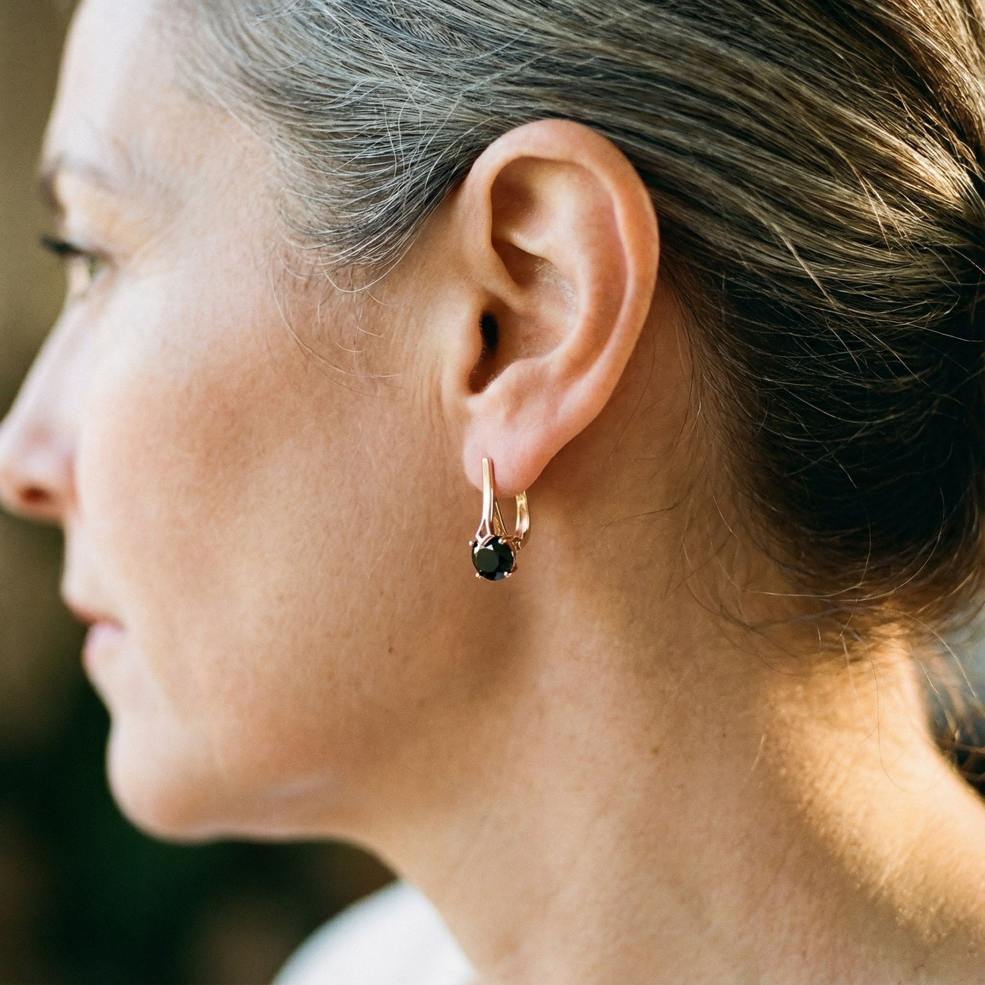 Aretes colgantes de oro con zirconia negra