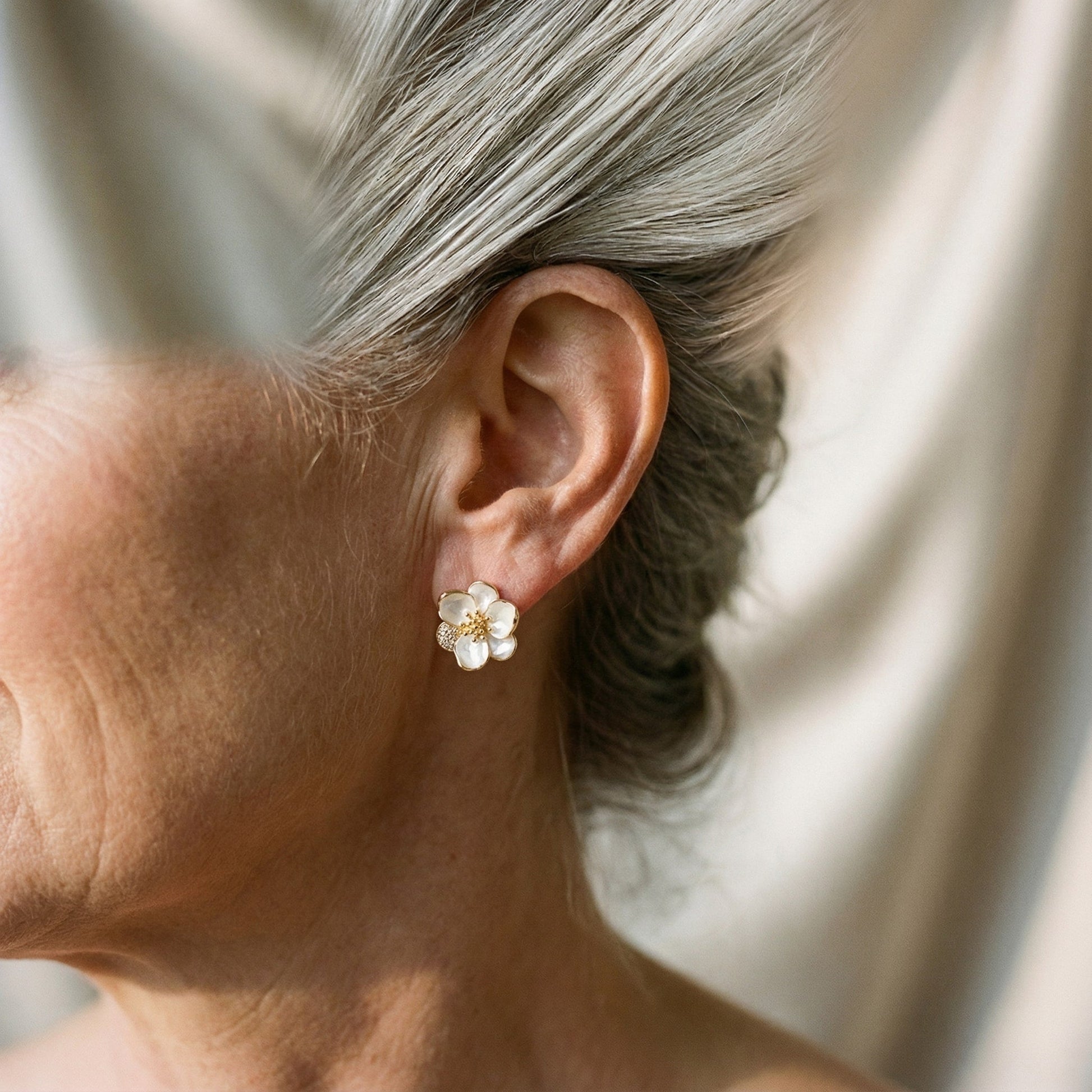 Aretes colgantes en pétalo de oro